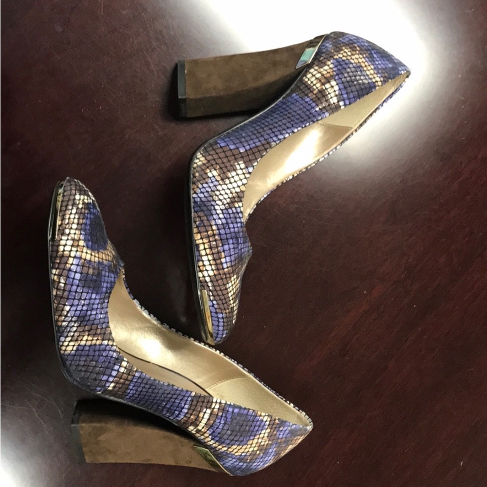 Beautiful closed toe, chunky heel pump - Picture 3 of 6